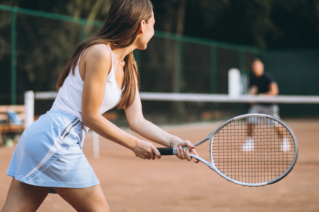 jeune-femme-jouant-au-tennis-court_1303-16313